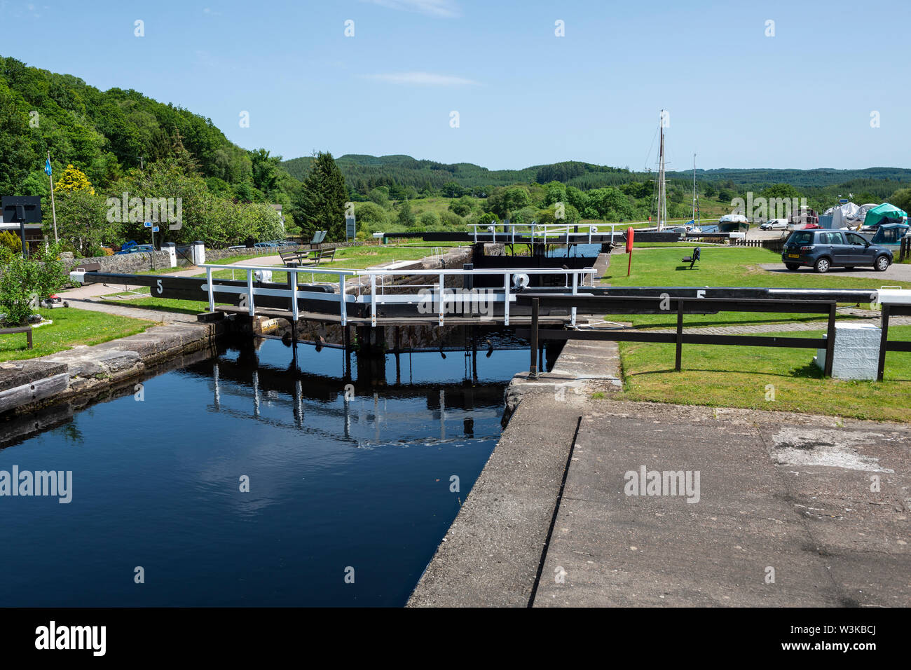 Bloccare i cancelli chiusi e la serratura 5 scaricata al Cairnbaan sul Crinan Canal, Argyll and Bute, Scotland, Regno Unito Foto Stock