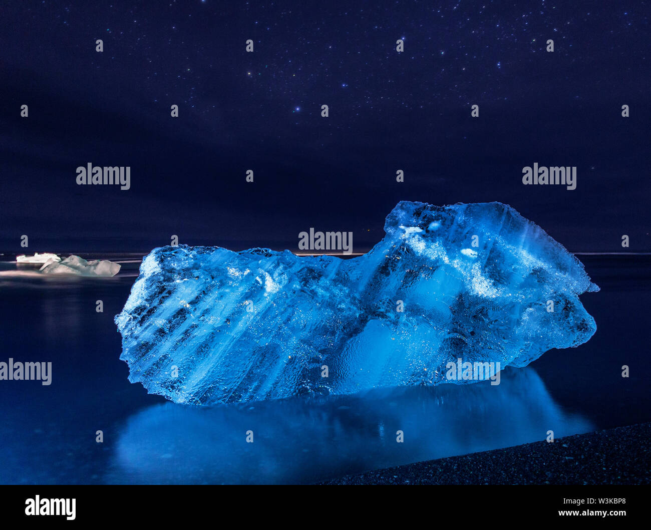 Formazioni di ghiaccio di notte, Jokulsarlon, Islanda Foto stock - Alamy