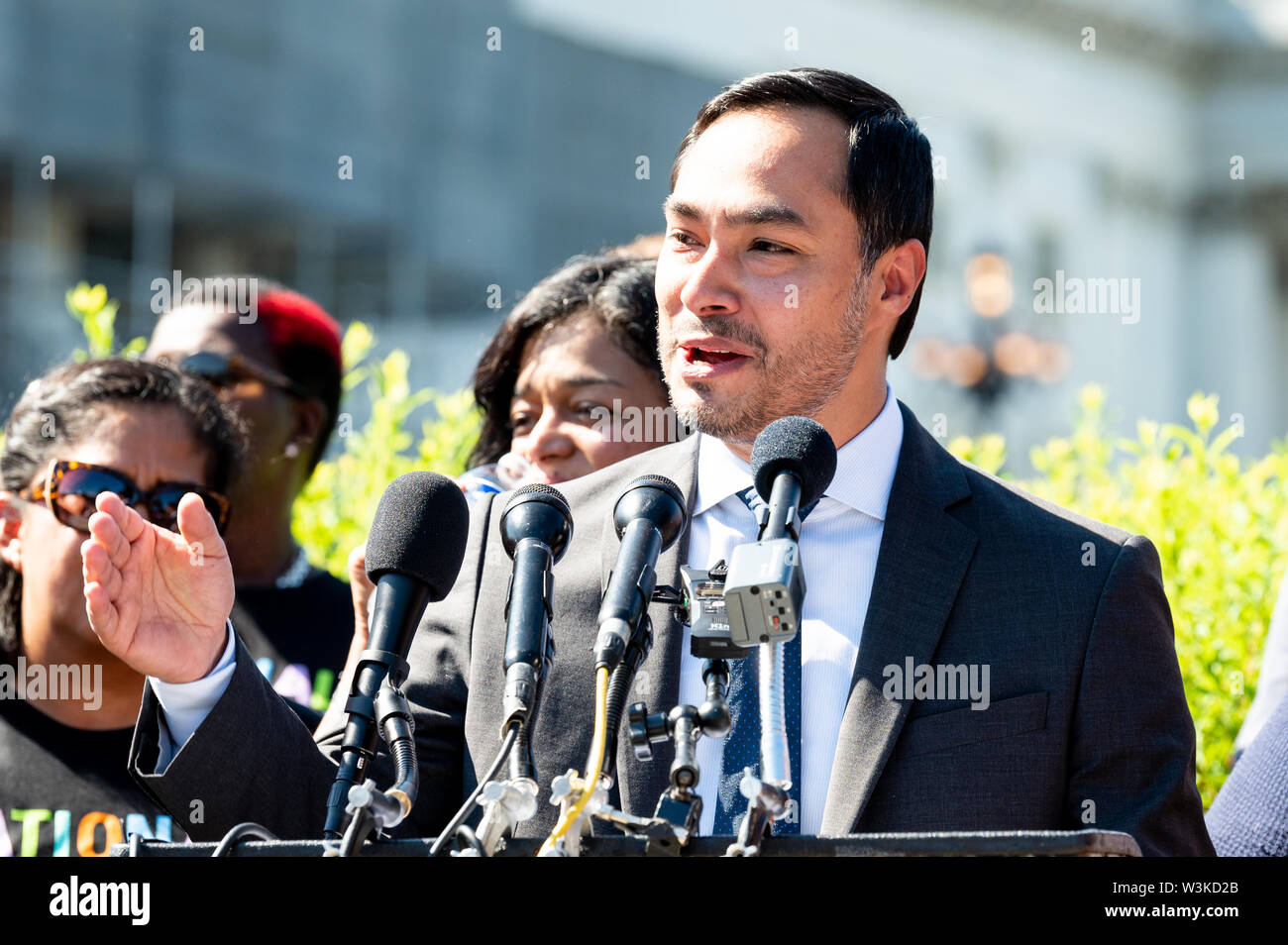 Washington, Stati Uniti. Il 15 luglio 2019. Stati Uniti Rappresentante Joaquin Castro (D-TX) parlando di nazionale di lavoratori domestici Bill of Rights al Campidoglio di Washington DC. Credito: SOPA Immagini limitata/Alamy Live News Foto Stock