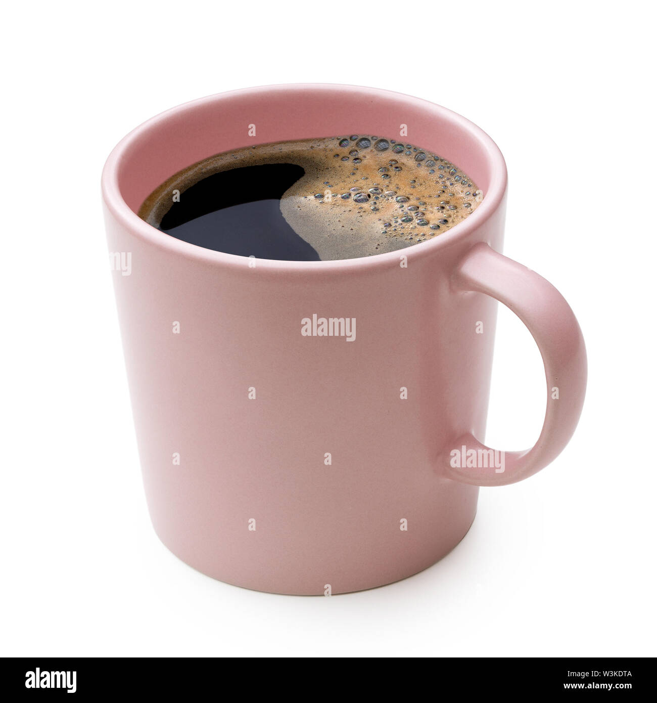 Il caffè nero in una rosa tazza ceramica isolata su bianco. Foto Stock