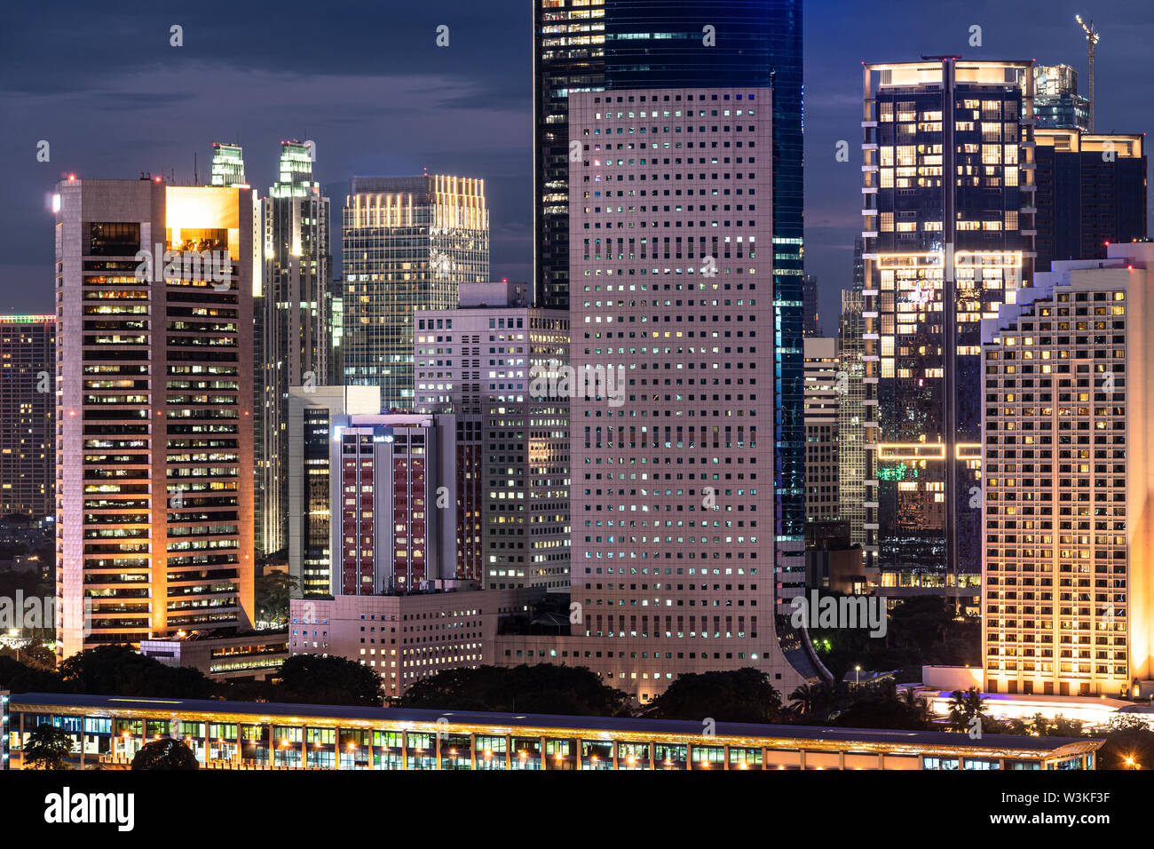 Vista notturna di Giacarta distretto centrale in Indonesia la città capitale e la più grande nel sud-est asiatico Foto Stock