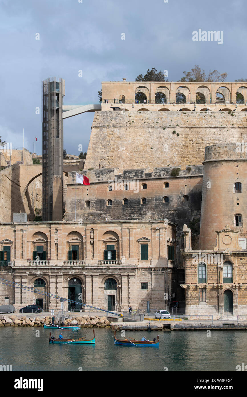 L'Europa, Malta, La Valletta, Grand Harbour. Storica fortificata città capitale, area portuale con imbarcazioni locali. Upper Barrakka ascensore a leva superiore e gar Foto Stock