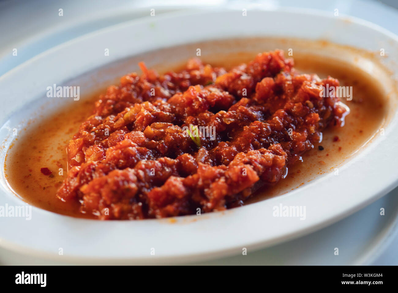 Italiano di salsa di pomodoro con basilico e cipolla e aglio bianco su un tavolo di legno. Foto Stock