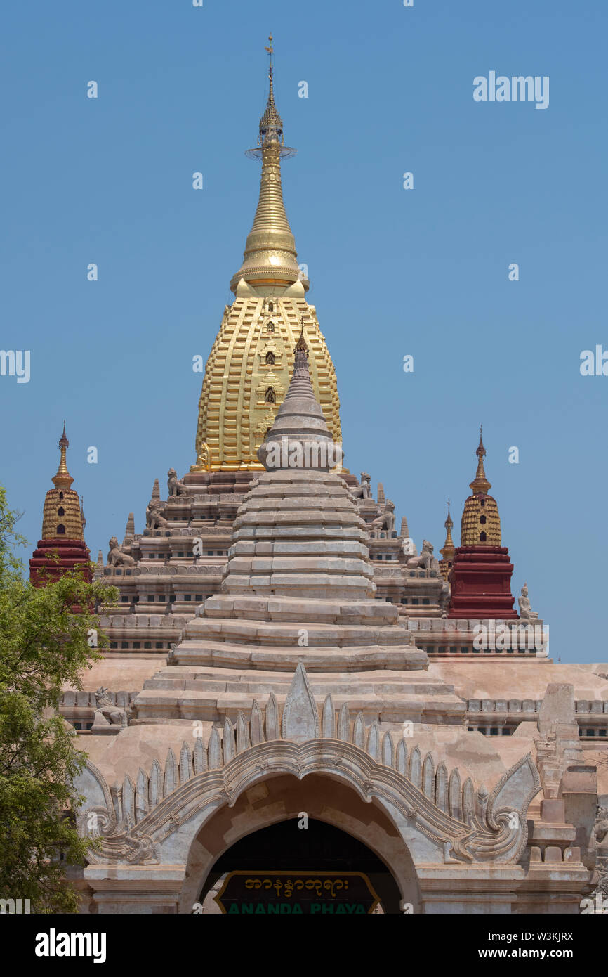 Myanmar Birmania aka, Bagan. Tempio di Ananda aka Phaya di Ananda. Tempio buddista costruito nel 1105 AD. Entrata nel tempio. Foto Stock