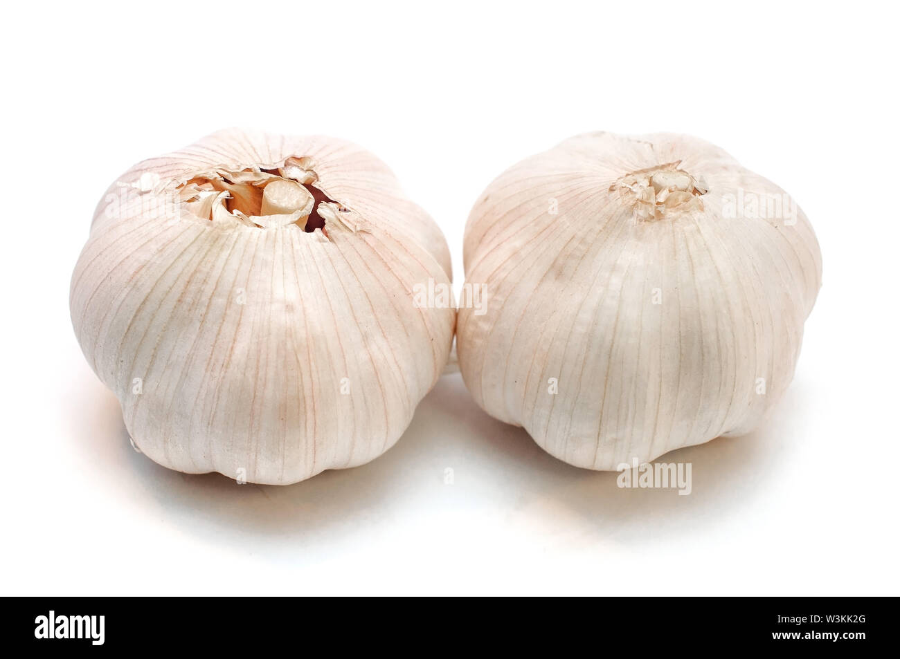 Aglio intero con fette isolato su bianco Foto Stock