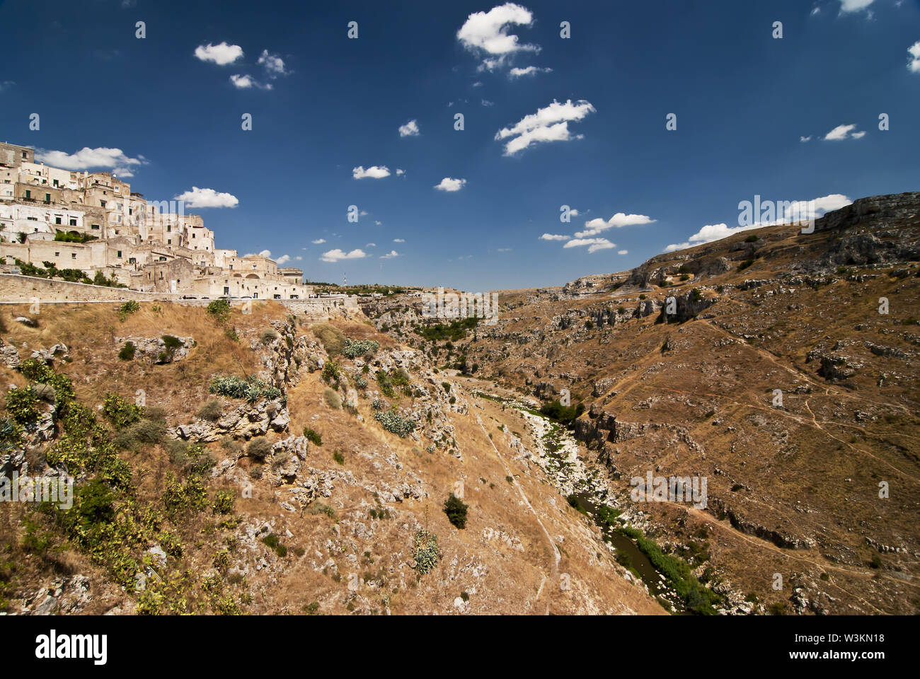 Caratteristico paesaggio estivo con vista dei Sassi di Matera città italiana Foto Stock