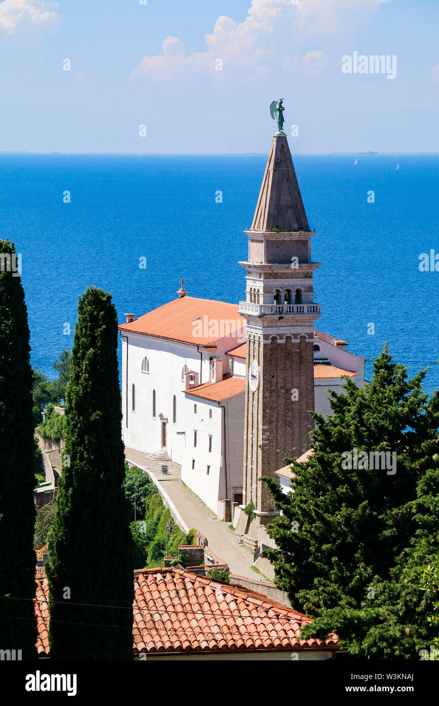 Vista della chiesa di San Giorgio a Pirano, Slovenia, con il mare Adriatico in background Foto Stock