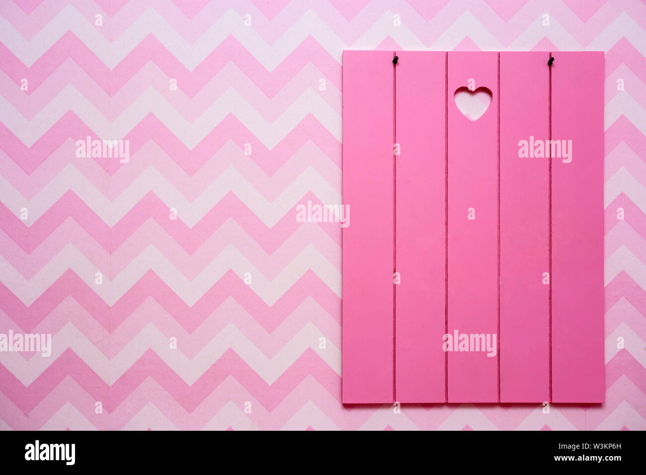 Fustellato cornici in legno di rosa sulla parete a strisce, spazio vuoto per il testo, rosa e viola design retrò Foto Stock