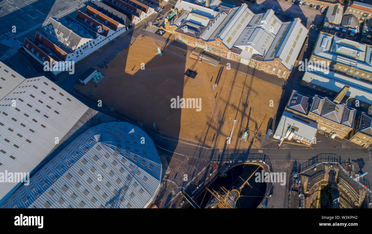 Edifici al Chatham Historic Dockyard nel Kent, Regno Unito, il Big Store, Fabbro e Mast House e Mold Loft visto dall'aria - legalmente fucilato dal drone. Foto Stock