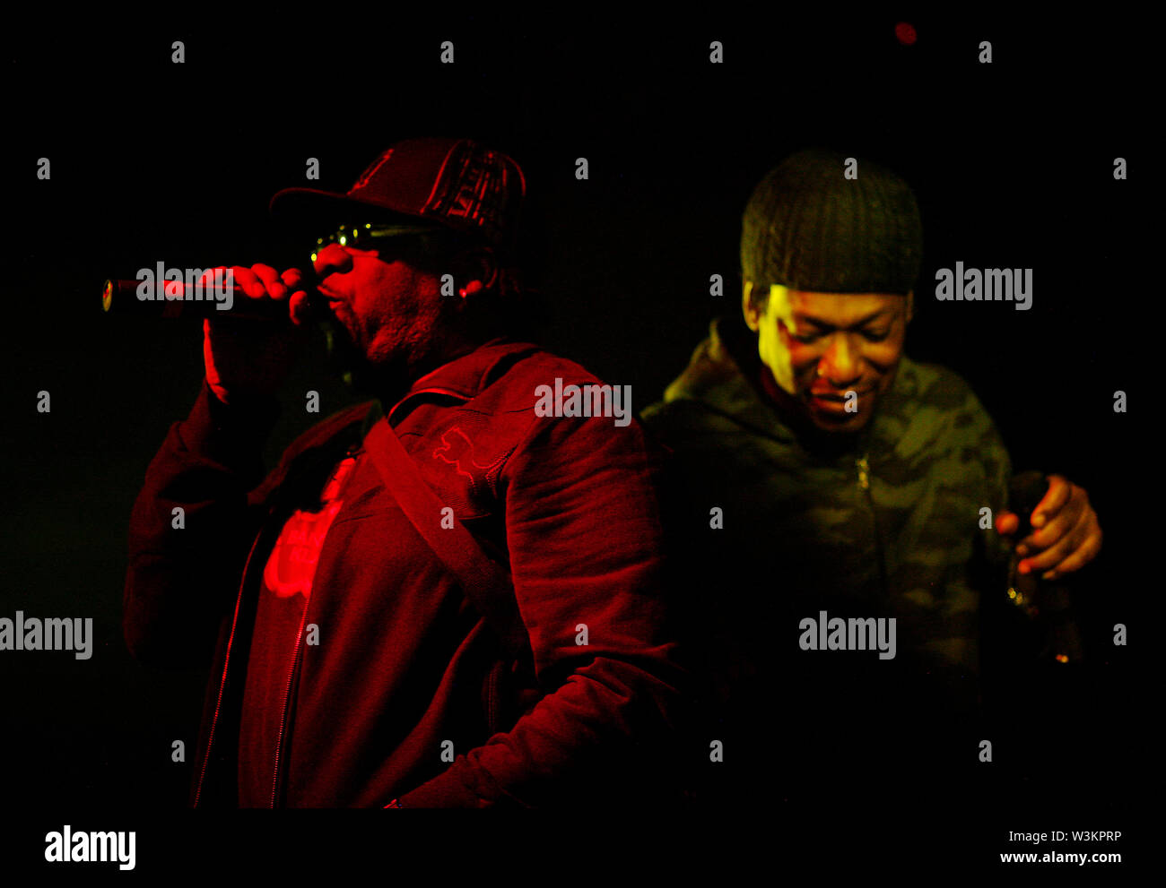 Rodney Smith AKA Roots Manuva sul palco con Ricky classifica, Ricardo McKenzie MC, cantante e song writer da Brixton, Londra. Foto Stock