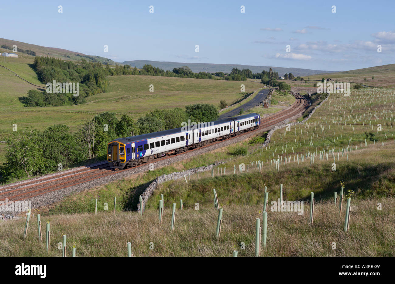 Arriva Nord classe rampa 158 sprinter treno passa Ais Gill (nord di Garsdale) sull'accontentarsi di Carlisle linea ferroviaria Foto Stock
