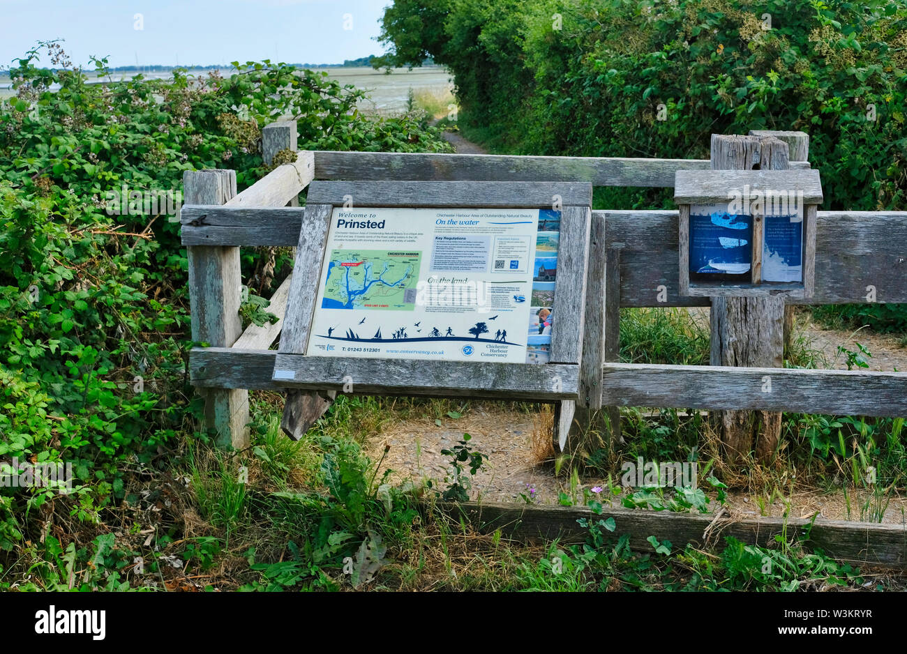 Prinsted Harbour, West Sussex, Regno Unito. Tourist information board fornendo particolari circa Prinsted Harbour, parte di Chichester Harbor Conservancy. Foto Stock