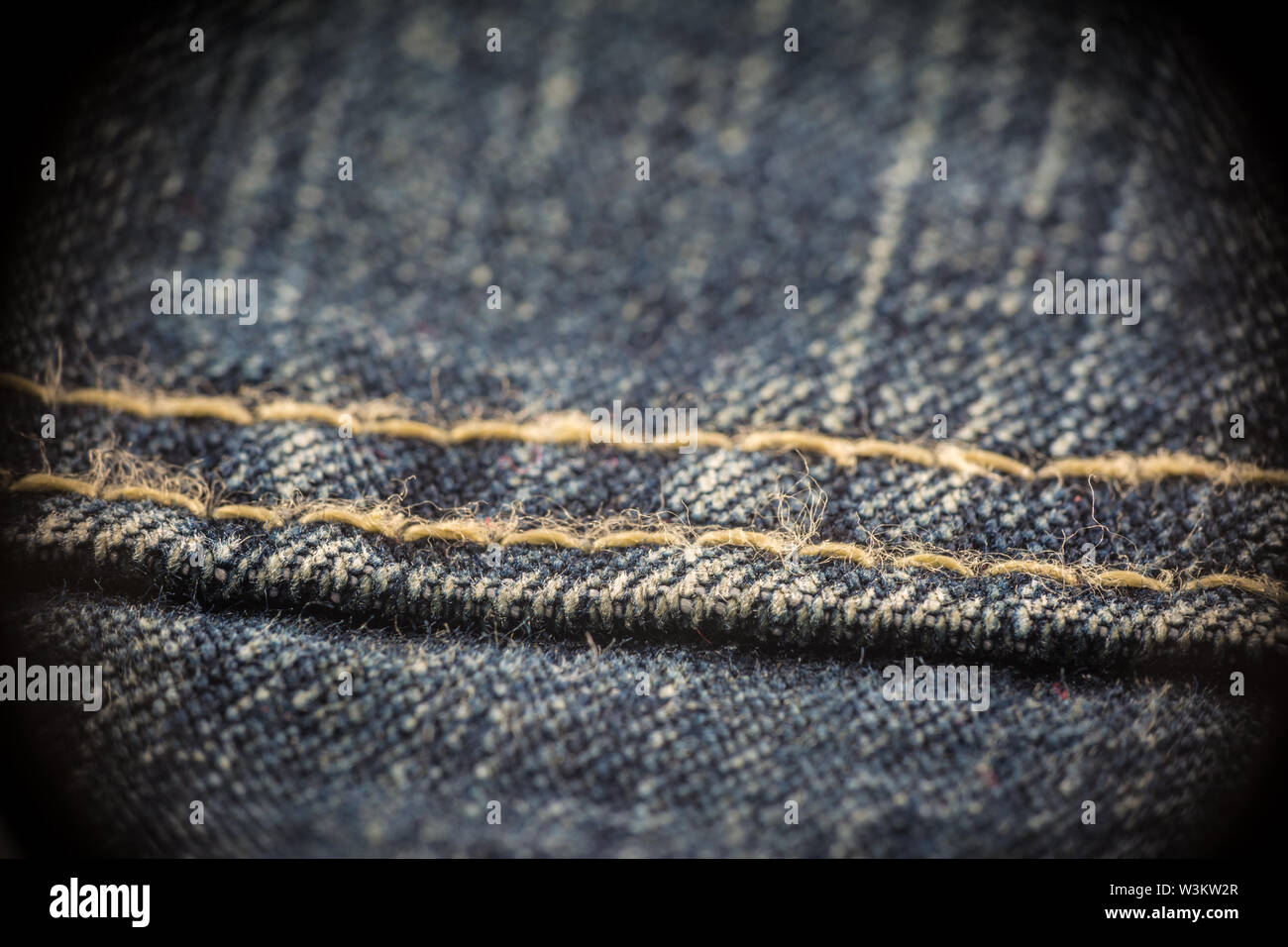 Primo piano su blue jeans la cucitura e il pulsante Foto Stock