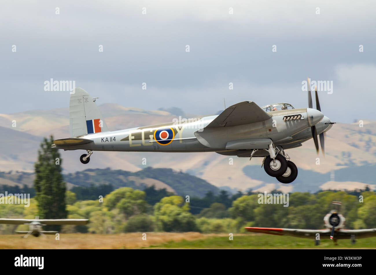 De Havilland DH.98 Mosquito, aereo da combattimento multiruolo della RAF che servì durante la seconda guerra mondiale, decollando in nuova Zelanda. Ripristinato al volo Foto Stock