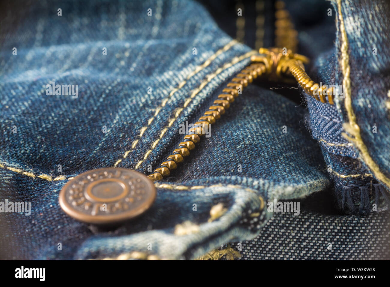 Primo piano sul jeans blu zipper e il pulsante Foto Stock