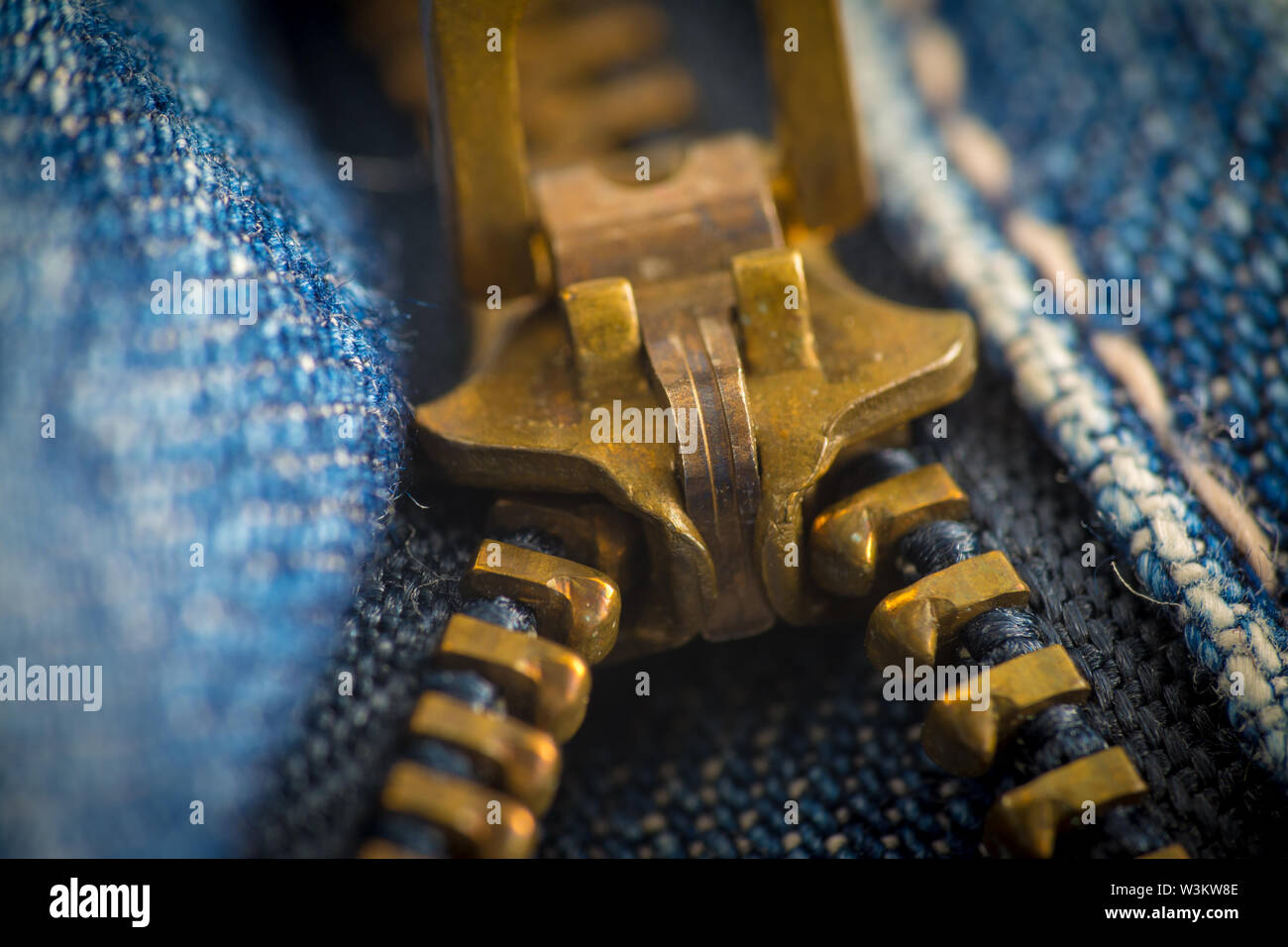 Primo piano sul jeans blu zipper e il pulsante Foto Stock