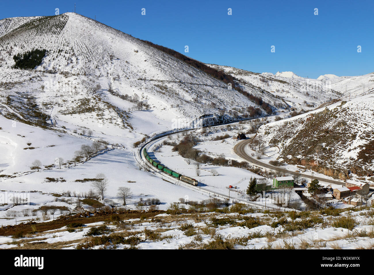 Treno merci a Pajares pass Foto Stock