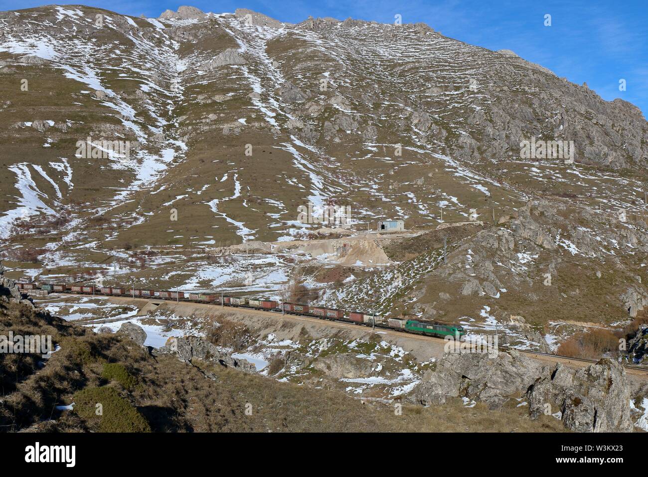 Treno merci a Pajares pass Foto Stock