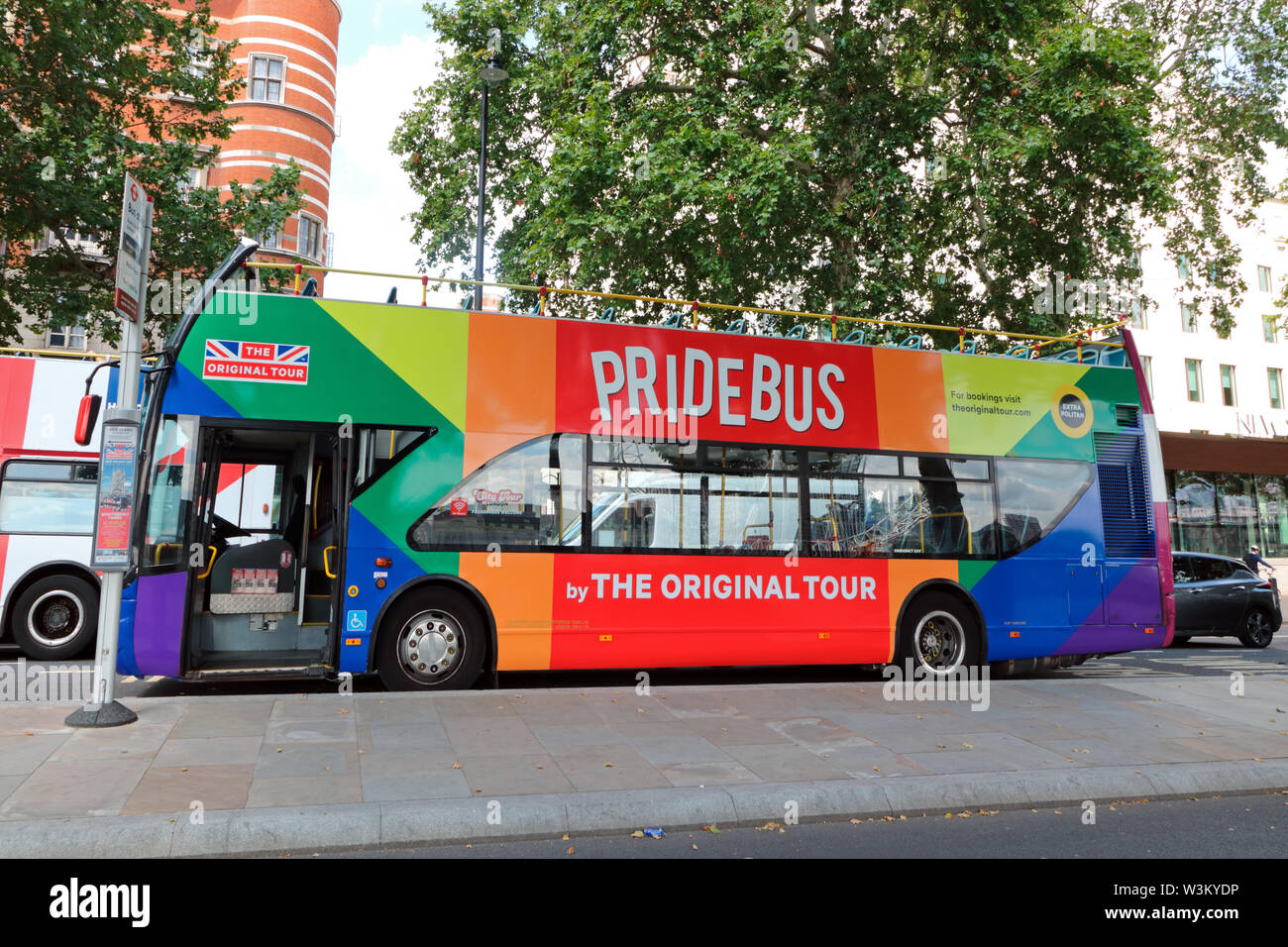 Orgoglio autobus open top double decker, London tour bus nei colori dell'arcobaleno. England Regno Unito. Foto Stock