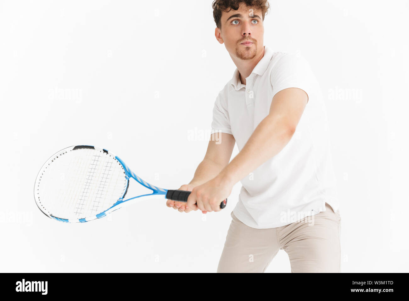 Foto Dettaglio di focalizzato l uomo in t-shirt cercando riposo e racchetta di contenimento mentre gioca a tennis isolate su sfondo bianco Foto Stock