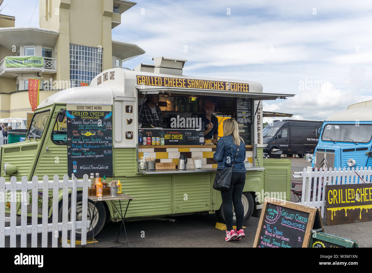 I visitatori a Towcester Food Festival, un annuale appuntamento estivo, tenutasi a Towcester, Towcester, Regno Unito Foto Stock