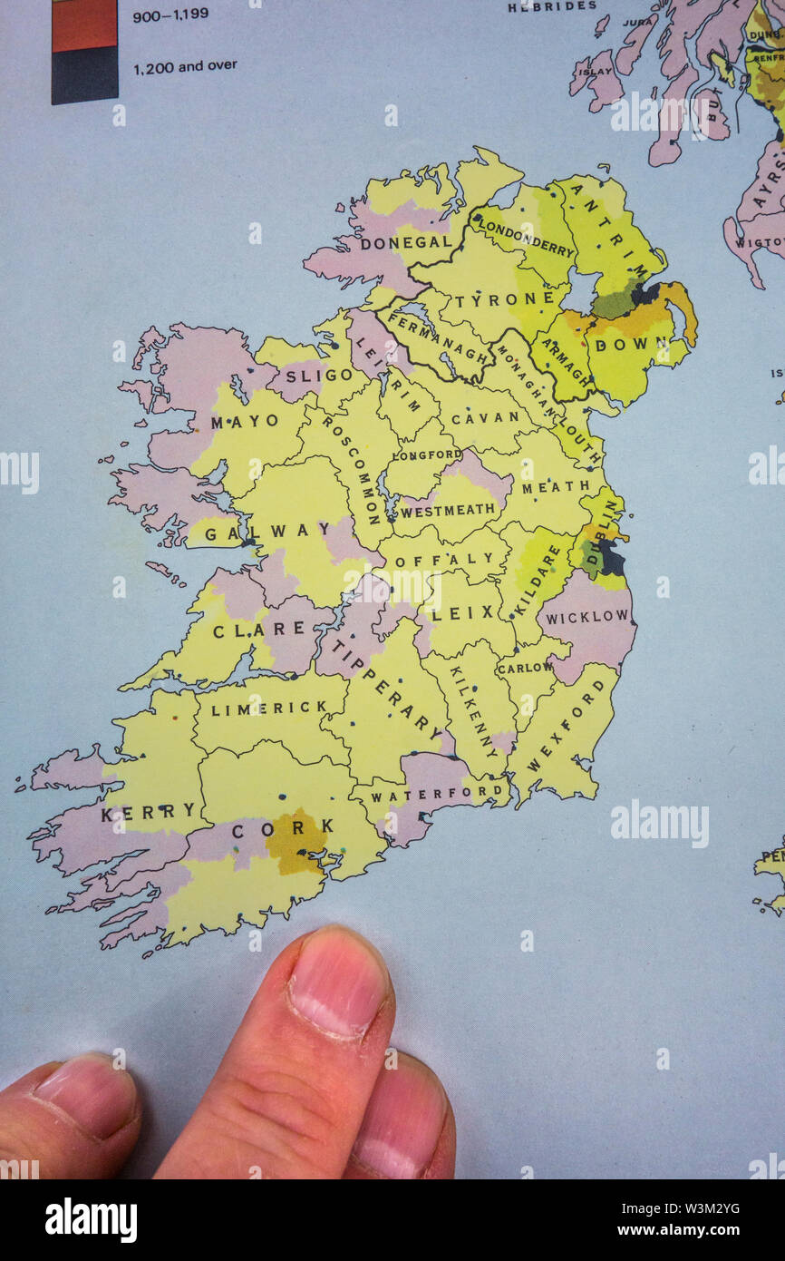 Mappa di contorno di tutta l'isola di Irlanda, mostrando le contee Foto Stock
