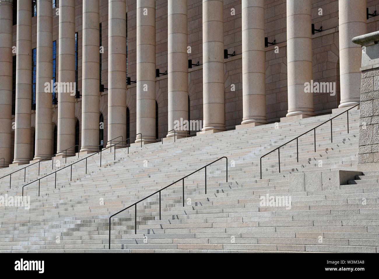 La Casa del Parlamento, Helsinki, Finlandia. Particolare della facciata con scale e colonne. Foto Stock