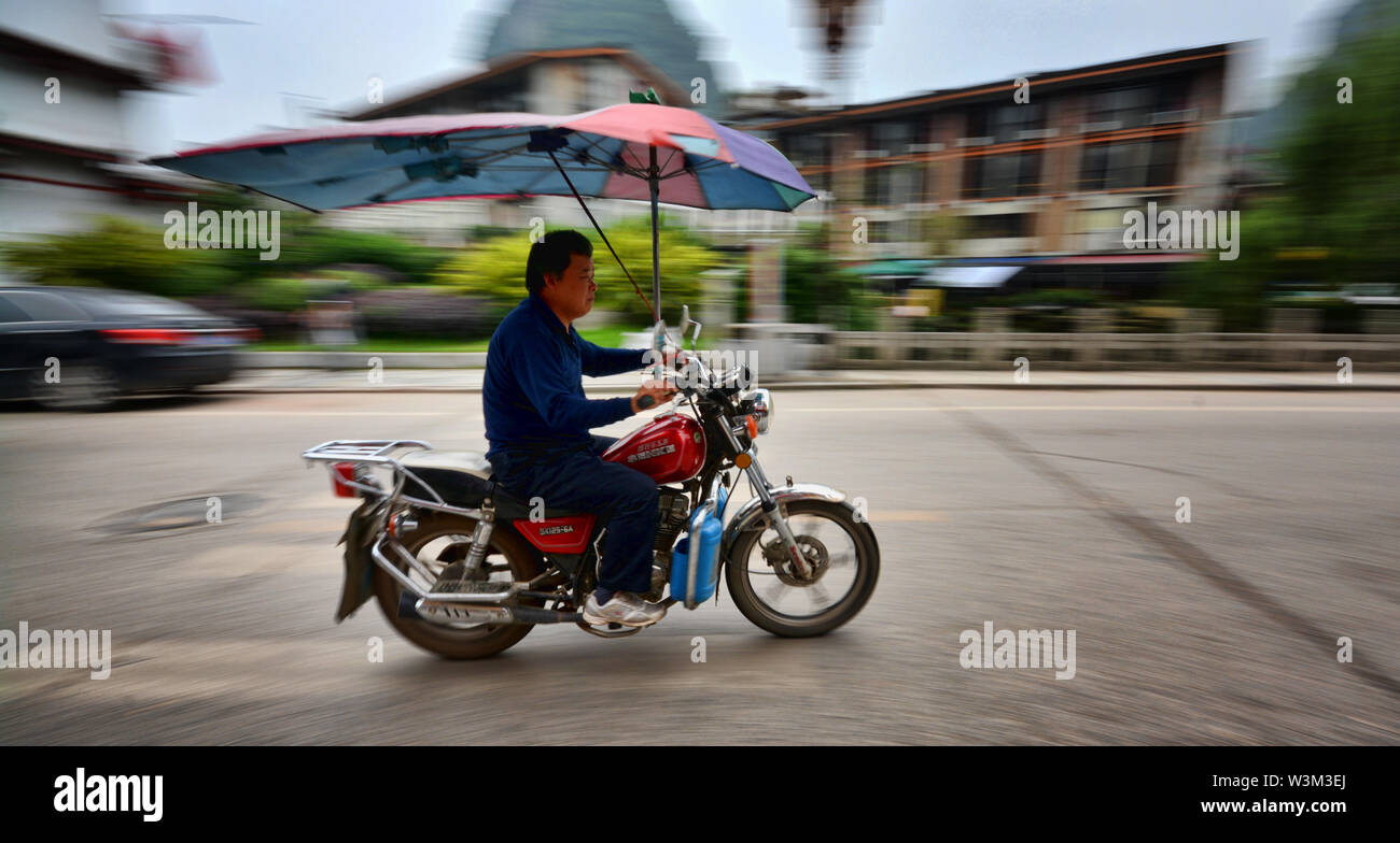 Cina motociclo taxi sulla strada Foto Stock