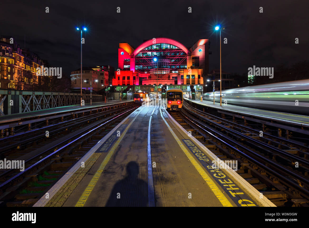 South Eastern Trains classe 465 e 375 i treni elettrici a Londra Charing Cross Station di notte con un terzo treno in partenza Foto Stock