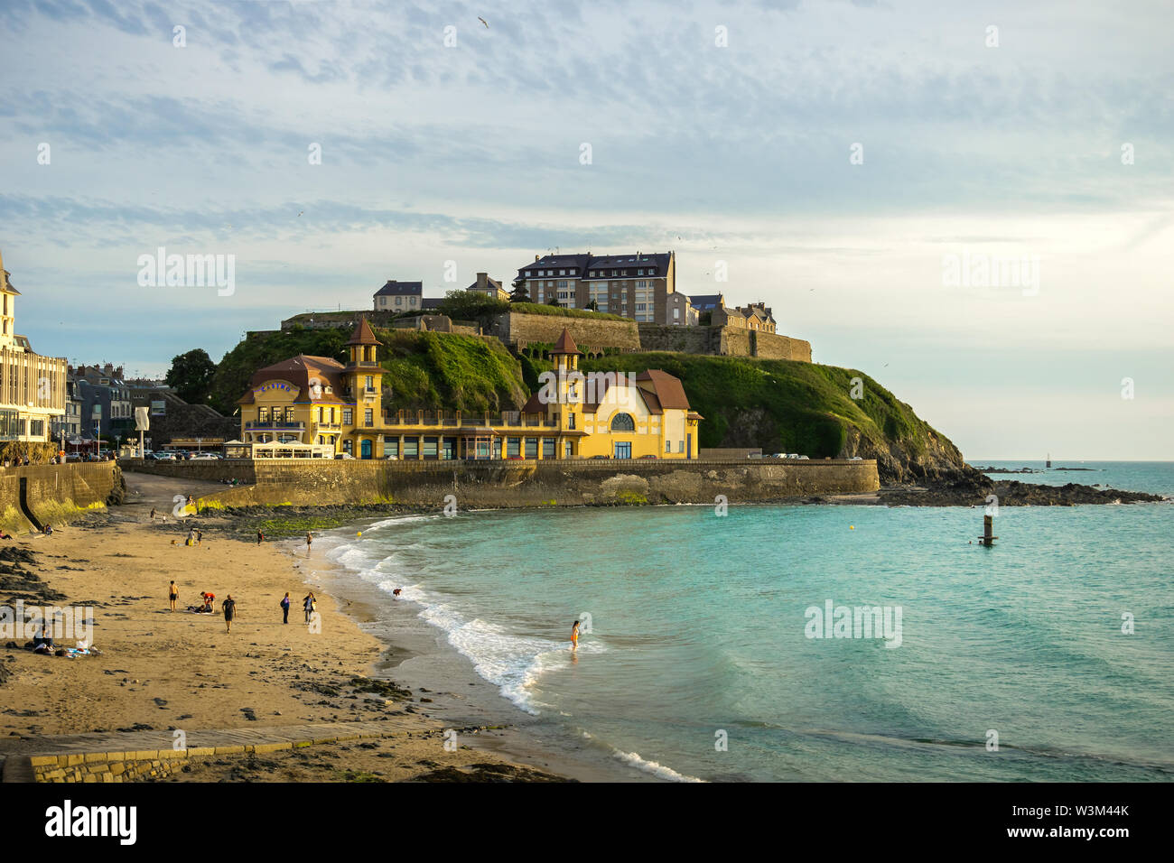 Plage du plat gousset, casinò e la storica città alta cityscape di Granville al crepuscolo, costa della Normandia, Francia. Foto Stock