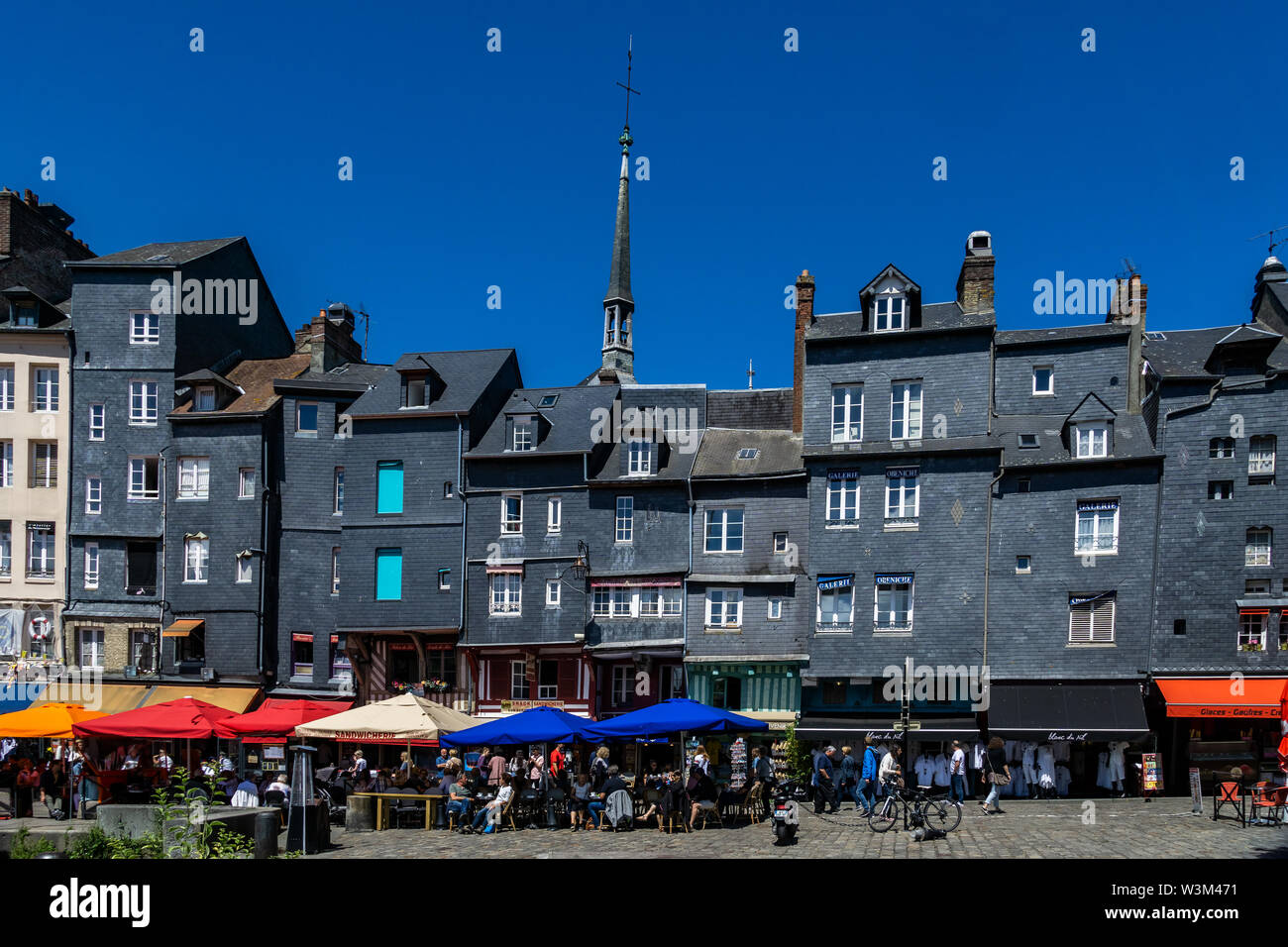 Honfleur downtown Vieux Bassin (vecchio dock) cityscape, vecchi edifici medievali, Normandia, Francia. Foto Stock