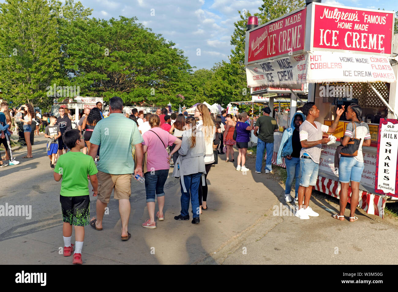 Una piccola cittadina di carnevale in America centrale mostra una diversità di persone mentre la vecchia scuola di fascino di comfort food stand sono frequentati nel nordest Ohio. Foto Stock