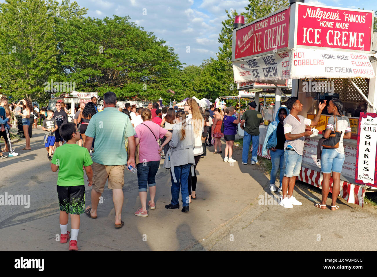 Una piccola cittadina di carnevale in America centrale mostra una diversità di persone mentre la vecchia scuola di fascino di comfort food stand sono frequentati nel nordest Ohio. Foto Stock Una piccola cittadina di carnevale in America centrale mostra una diversità di persone mentre la vecchia scuola di fascino di comfort food stand sono frequentati nel nordest Ohio. Foto Stock