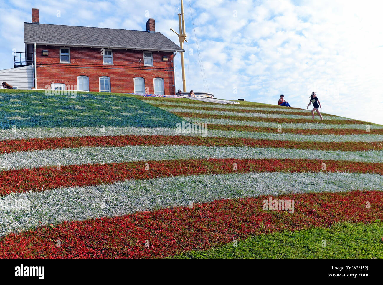 La bandiera degli Stati Uniti è visualizzato in modo univoco su una collina nel porto di Fairport, Ohio, Stati Uniti d'America. Foto Stock