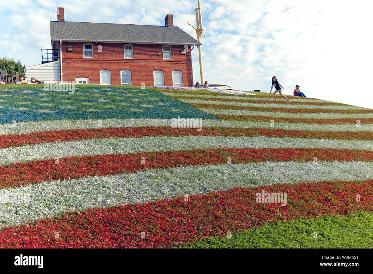 Una gigantesca bandiera statunitense dipinta in erba su una collina a FAirport Harbor, Ohio, Stati Uniti durante le festività del 4 luglio 2019. Foto Stock