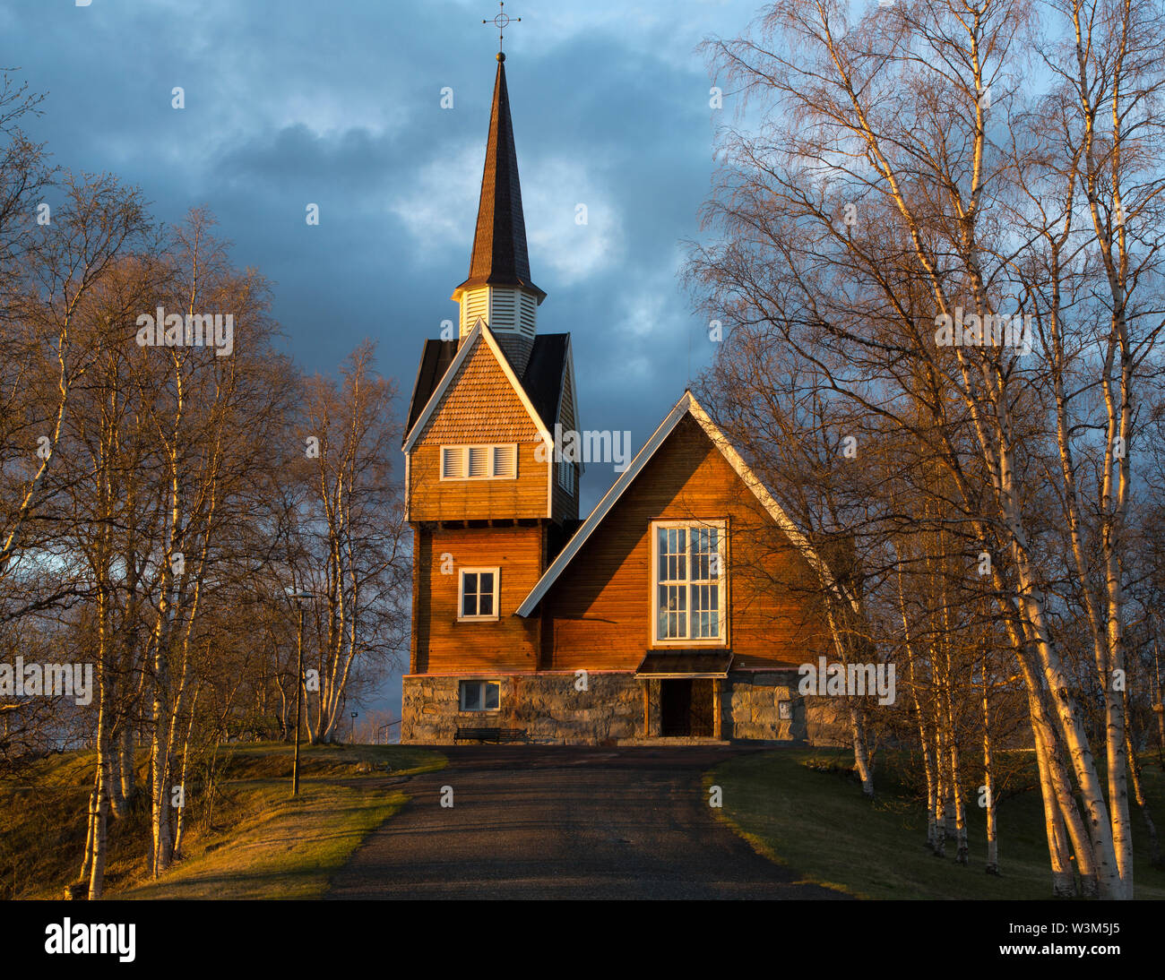 Chiesa di legno nella luce della sera nel villaggio Karesuando, la più settentrionale villaggio chiesa in Svezia Foto Stock