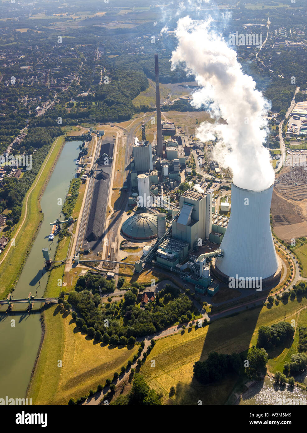 Vista aerea della posizione logistica logport VI in Duisburg-Walsum sul Reno sul maggese di un ex mulino di carta vicino al disco centrali a carbone vegetale, carbone pow Foto Stock