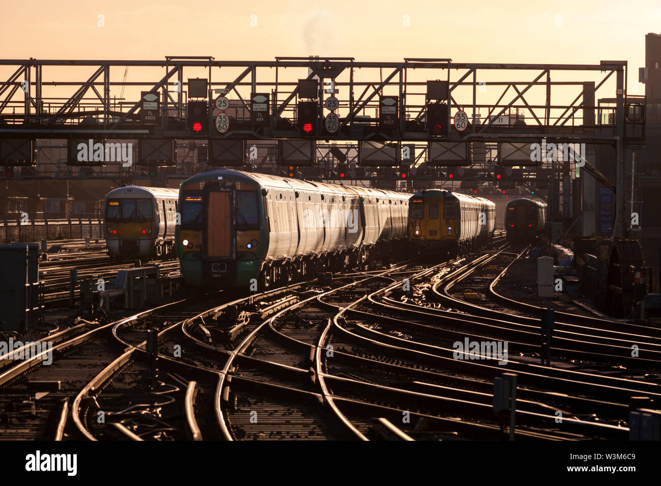 GTR del sud e del sud-est i treni arrivano e partono da una affollata stazione di London Bridge durante la mattina ora di punta Foto Stock