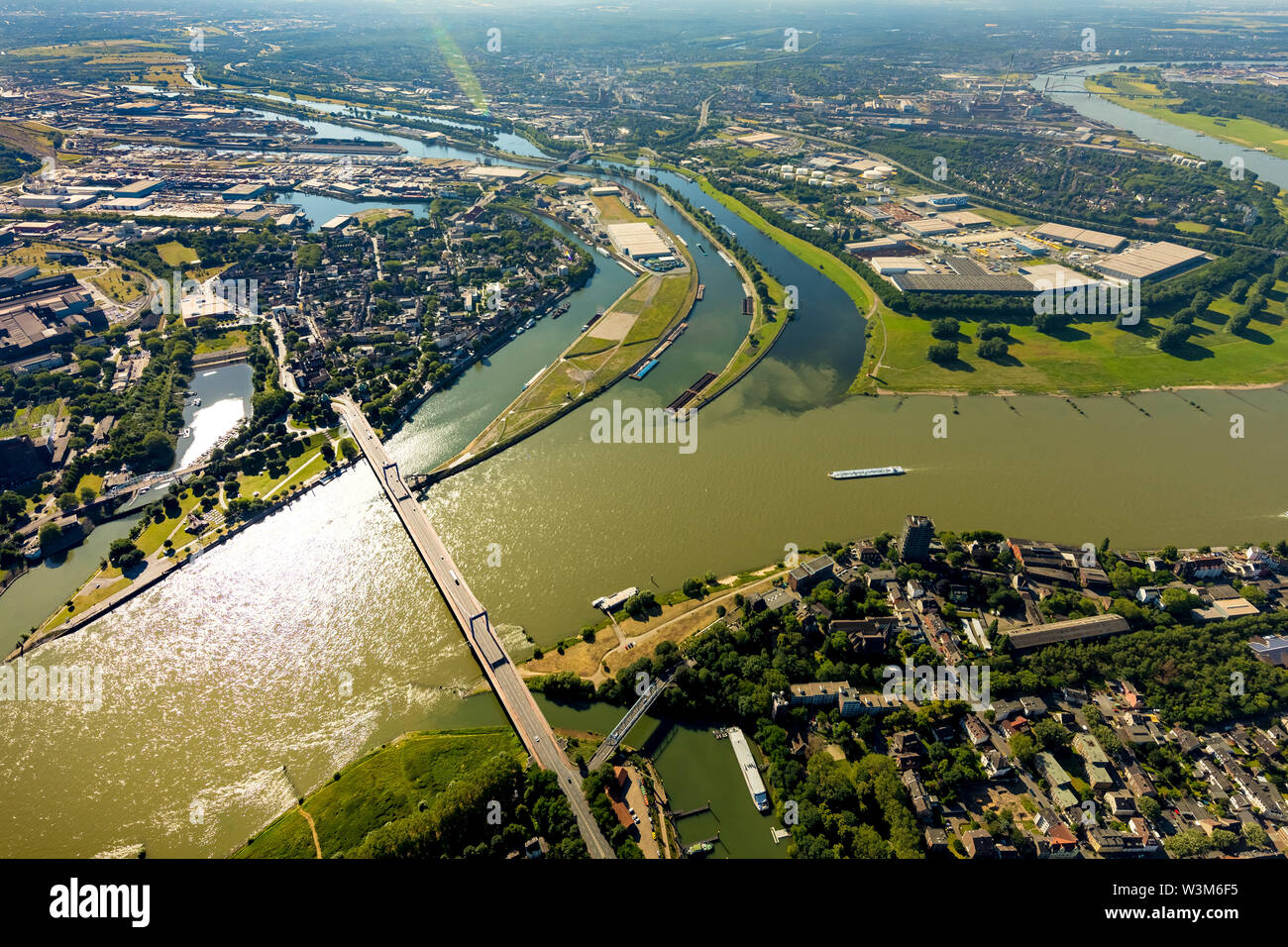 Fotografia aerea della Ruhr estuario nel Reno vicino Ruhrort con la nuova area logistica del porto di Duisburg, Duisport presso la foce del Rodano Foto Stock