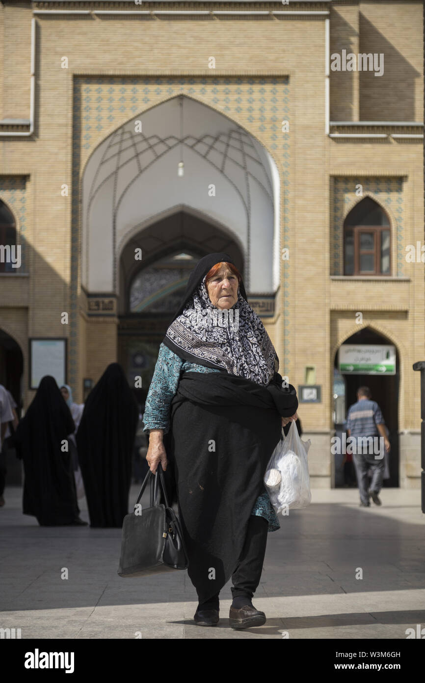 Luglio 16, 2019 - Shahre-Ray, Teheran, Iran - musulmani sciiti in Shah Abdol-Azim santuario in Rey, Teheran, Iran. Credito: Rouzbeh Fouladi/ZUMA filo/Alamy Live News Foto Stock