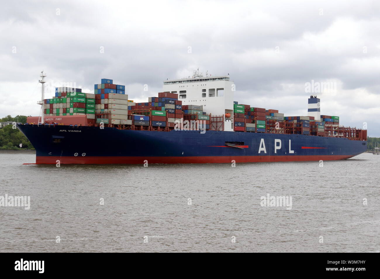La nave portacontainer APL Vanda lascia il porto di Amburgo il 10 maggio 2019. Foto Stock