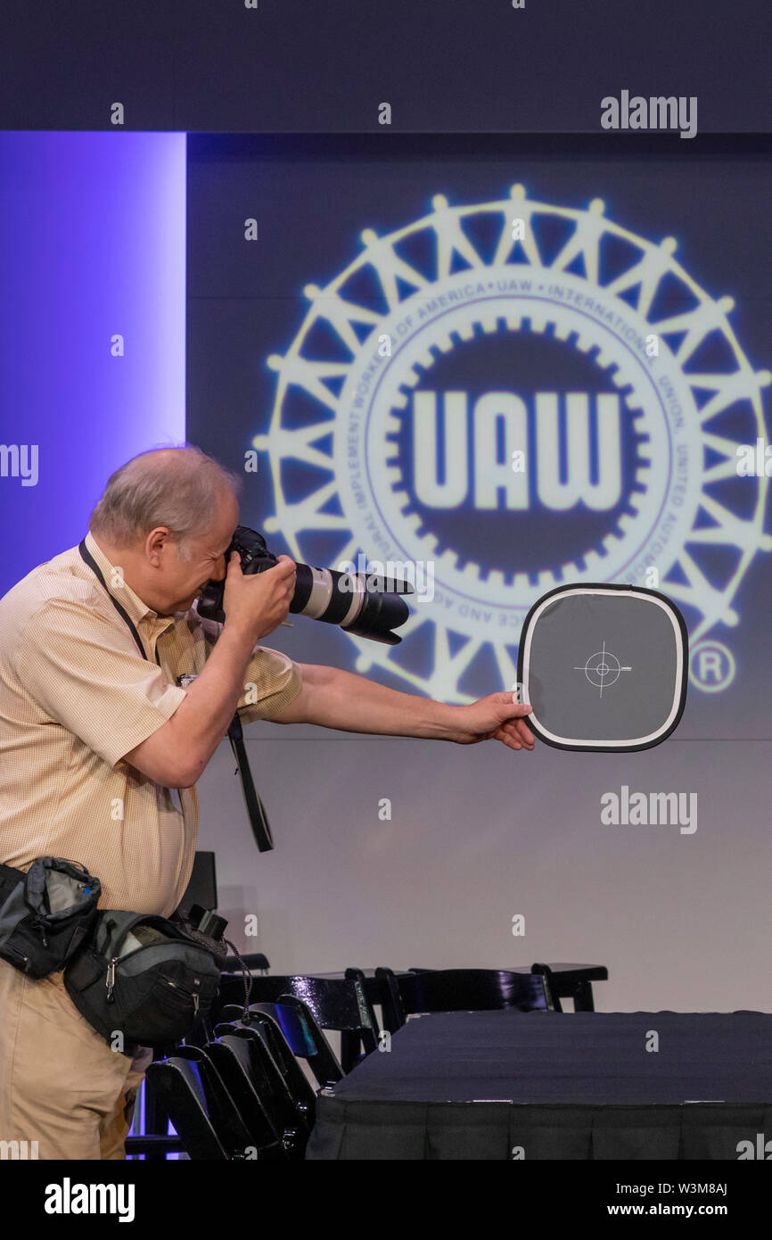 Auburn Hills, Michigan - Fotografo Jeff Kowalski controlla la sua telecamera della sua esposizione e bilanciamento del colore prima che il cerimoniale di apertura del contratto negotiati Foto Stock