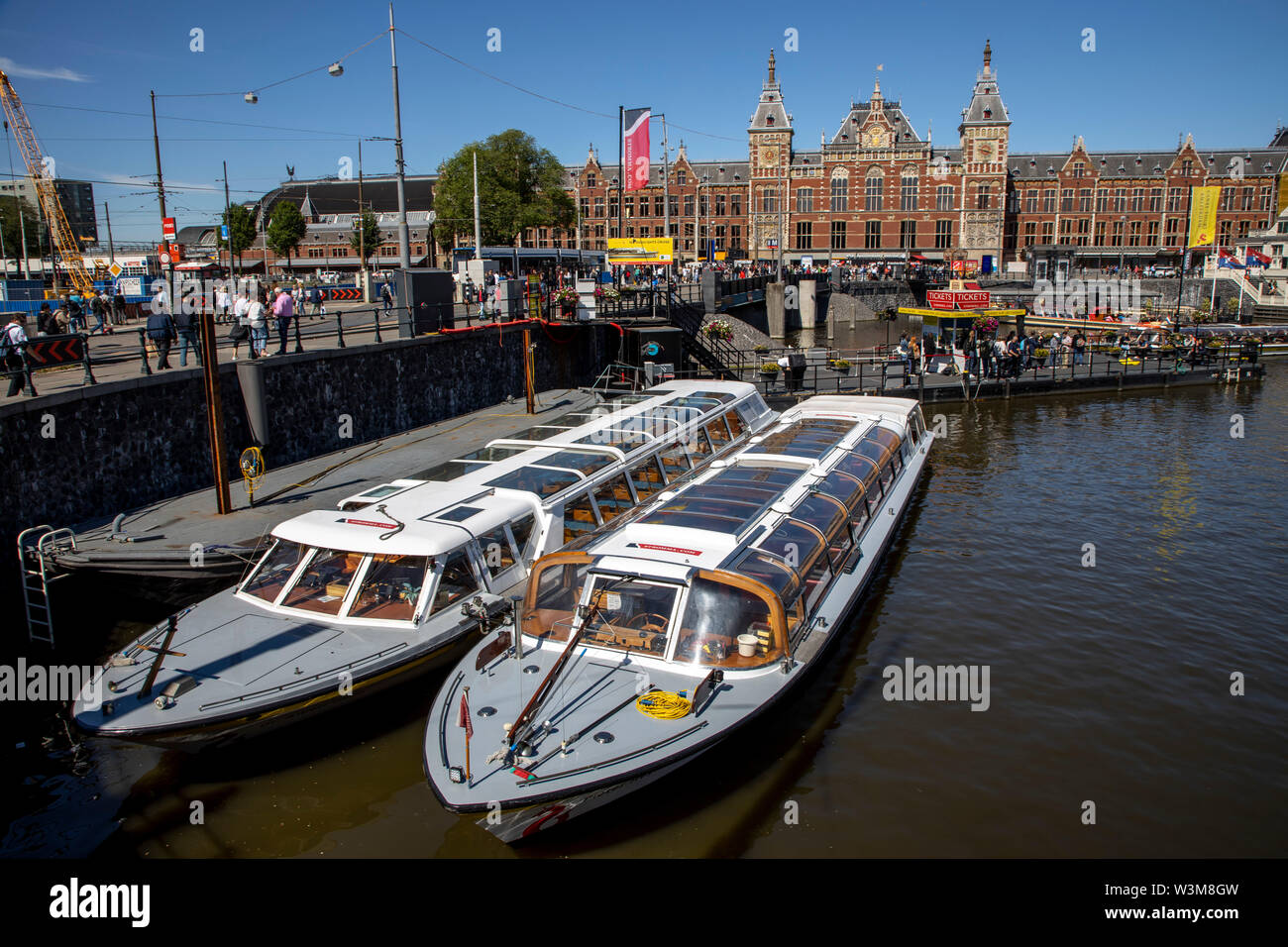 Amsterdam, Paesi Bassi, Centro citta', Old Town, ormeggio per barche del canale, viaggio di andata e ritorno con imbarcazioni presso la stazione principale di Amsterdam Centraal, Foto Stock
