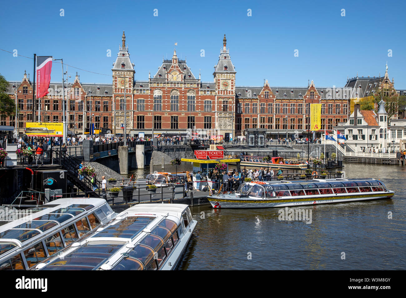 Amsterdam, Paesi Bassi, Centro citta', Old Town, ormeggio per barche del canale, viaggio di andata e ritorno con imbarcazioni presso la stazione principale di Amsterdam Centraal, Foto Stock