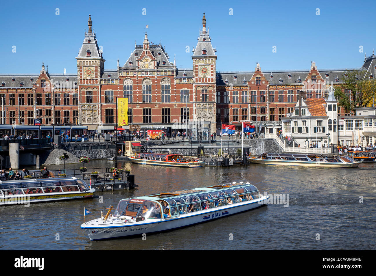 Amsterdam, Paesi Bassi, Centro citta', Old Town, ormeggio per barche del canale, viaggio di andata e ritorno con imbarcazioni presso la stazione principale di Amsterdam Centraal, Foto Stock