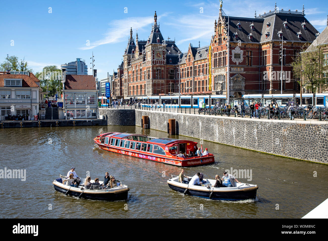 Amsterdam, Paesi Bassi, Centro citta', Old Town, ormeggio per barche del canale, viaggio di andata e ritorno con imbarcazioni presso la stazione principale di Amsterdam Centraal, Foto Stock