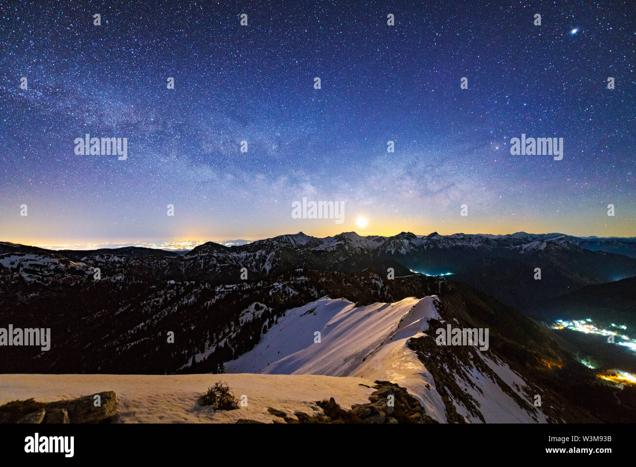 Ore del sorgere galattico In Agrafa Montagne Foto Stock