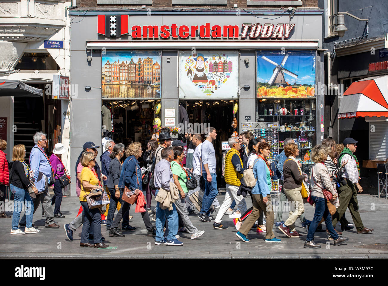 Amsterdam, Paesi Bassi, downtown, Strada Damrak, negozio di souvenir, molti turisti, Foto Stock