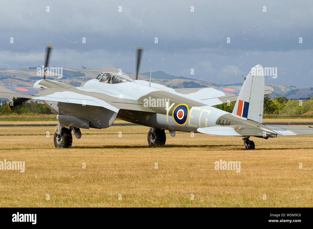 De Havilland DH.98 Mosquito RAF multi-ruolo di aerei da combattimento che ha servito durante la Seconda Guerra Mondiale, il rullaggio in erba tagliata in Nuova Zelanda. Ripristinato al volo Foto Stock