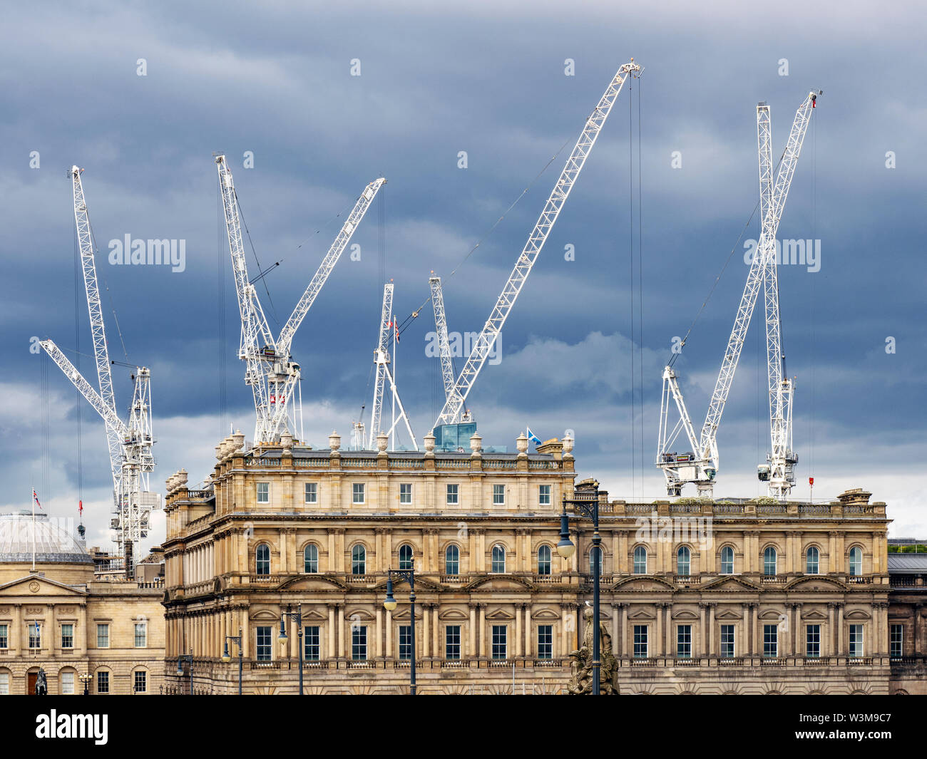 Gru su torreggianti edifici di Edimburgo, in Scozia. Foto Stock